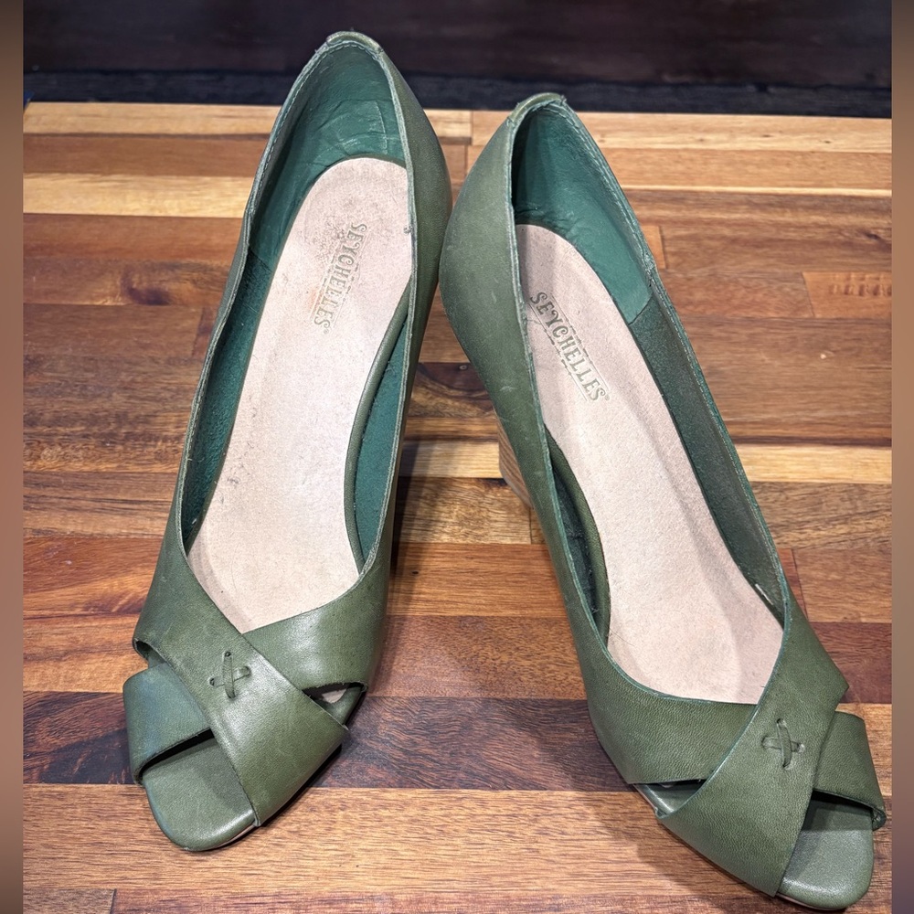 EUC Seychelles Women's Olive Green Peep Toe Heels - Size 7.5